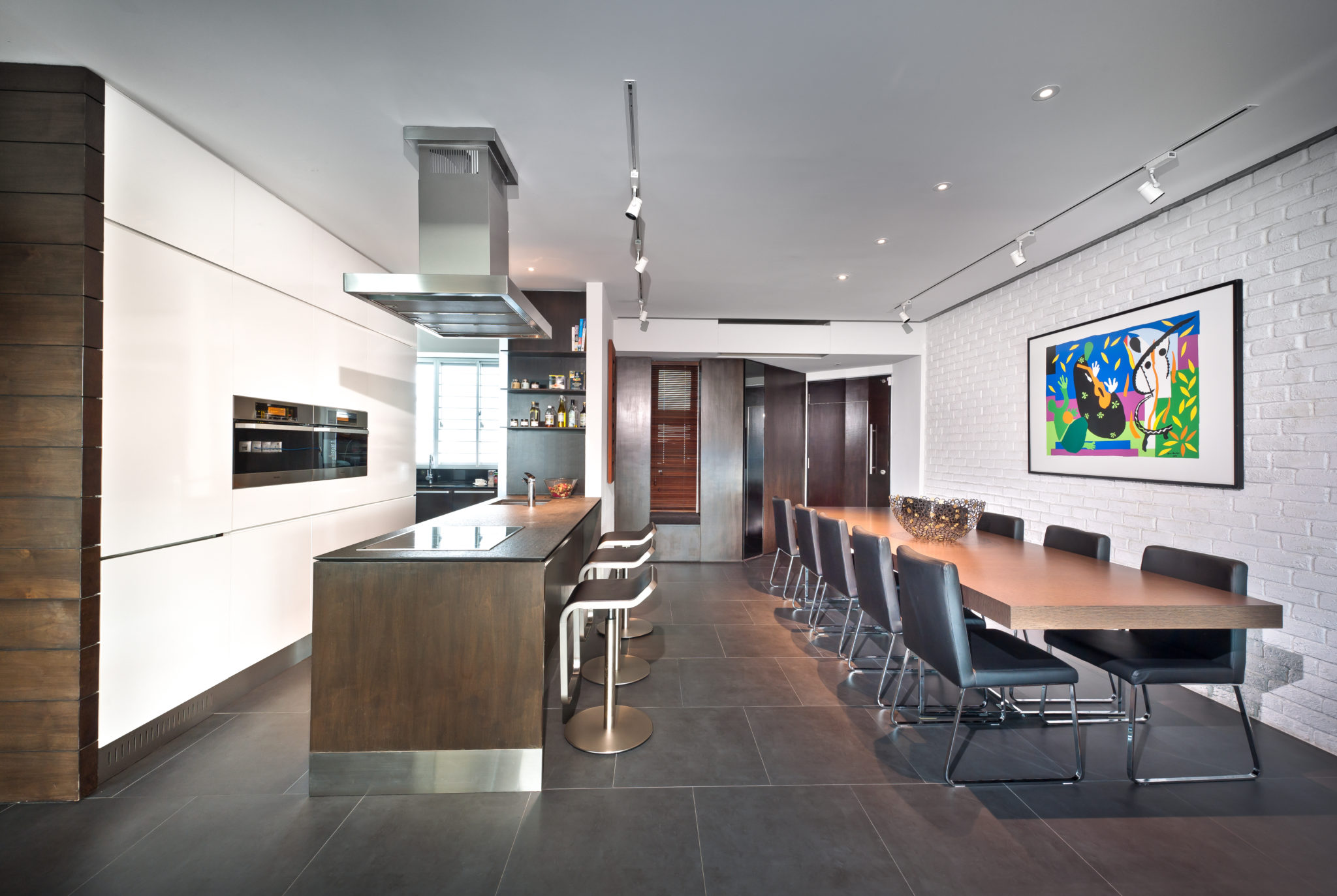 Balestier Penthouse by PIU: dining table and kitchen island