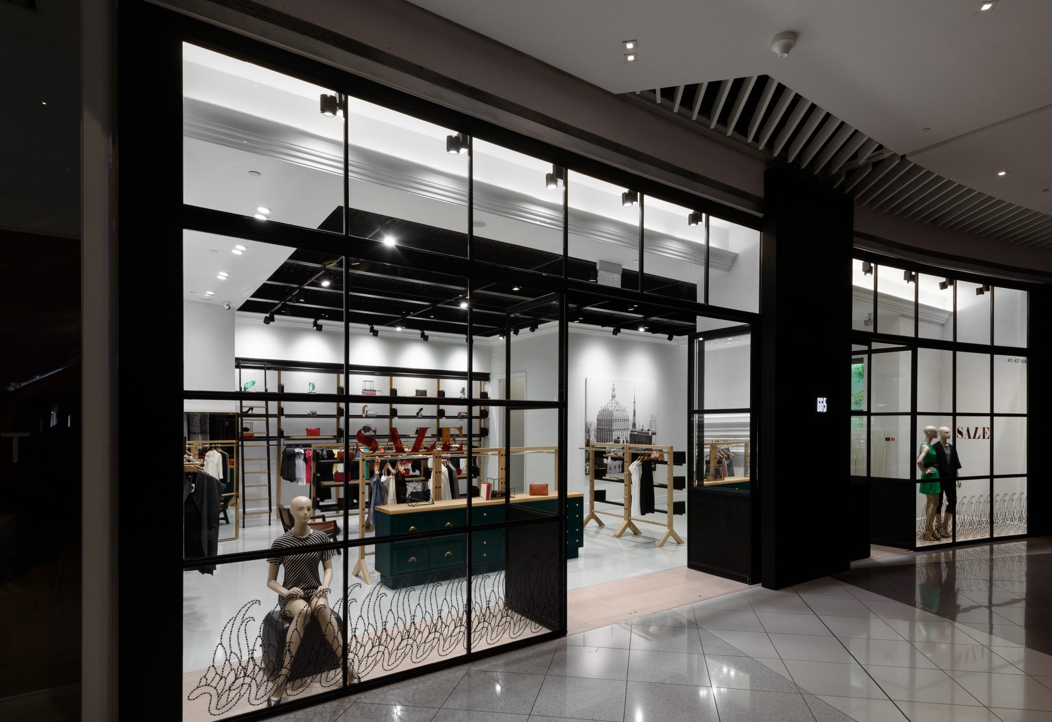 GG<5 by PIU: full view of the retail floor